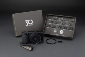 Ricoh GR IV 30周年記念カメラキットを発表