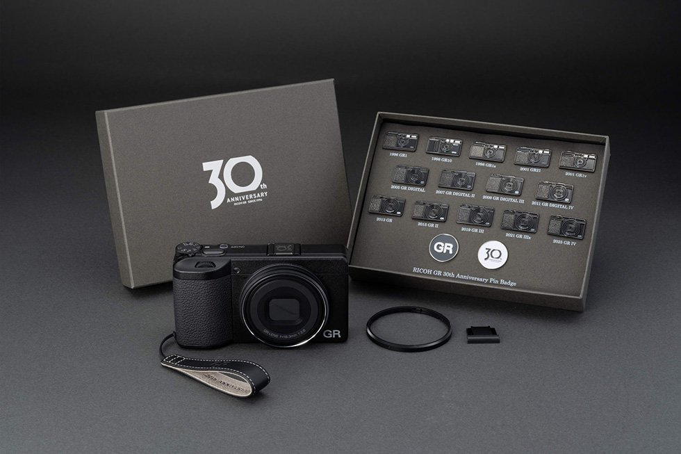 Ricoh GR IV 30周年記念カメラキットを発表