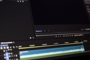 Adobe Premiere Pro スルー編集とは│白い三角形の意味と表示と削除の方法