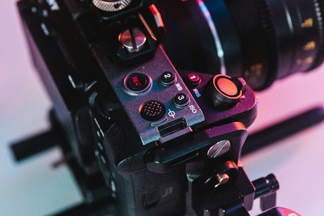 Sony FX5 LCDの不具合報告が浮上 出荷遅延の原因かは未確認